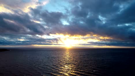 el vuelo sobre el agua en el hermoso fondo del amanecer.