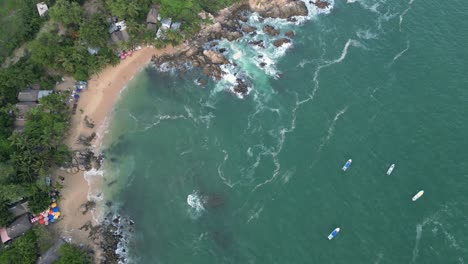 vista panorámica de las playas de puerto escondido, oaxaca, méxico, capturada por un avión no tripulado