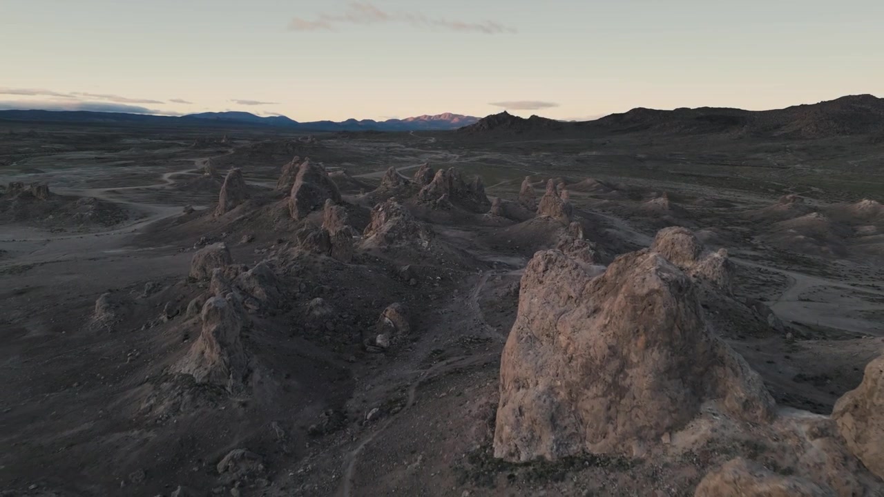 Un sobrevuelo de dron de los Trona Pinnacles en el Valle de Searles, California.