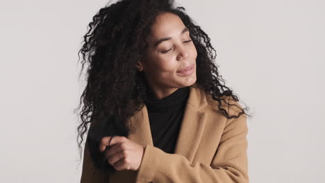 una donna afroamericana che sorride alla telecamera.