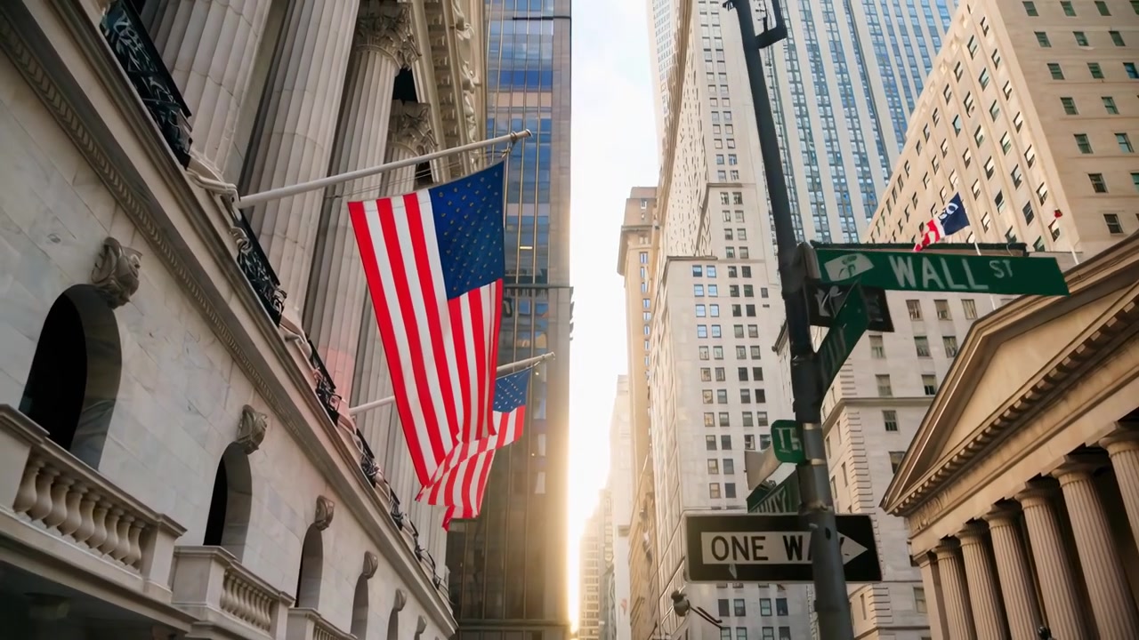 Panorering opad af amerikanske flag og historisk arkitektur på Wall Street med sollys