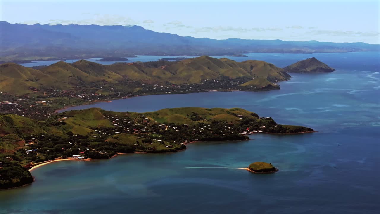 bahía de walter port moresby papúa nueva guinea paralaje drone aéreo ciudad capital puerto marina png hermoso cielo azul soleado islas de la mañana ela playa corona hotel plaza hilton círculo de mar de coral a la izquierda