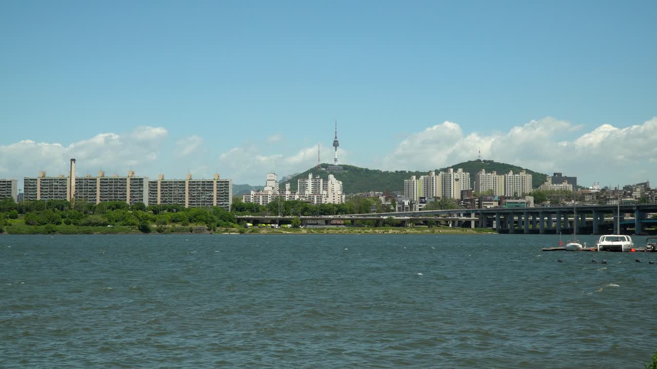 반포대교 근처의 한강, 배경에 있는 남산 n 서울 타워, 부두에 떠 있는 쌍동선과 범선, 광각, 정적