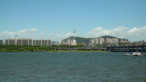 río han cerca del puente banpo, torre namsan n seoul en el fondo, catamarán y velero flotando en el muelle, gran angular, estático
