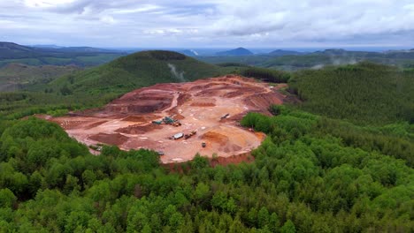 uma tomada aérea ampla de uma operação de mineração