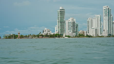 Amplia-Vista-De-Los-Nuevos-Rascacielos-De-La-Ciudad-De-Cartagena-Desde-Una-Perspectiva-De-Barco-A-Toda-Velocidad.