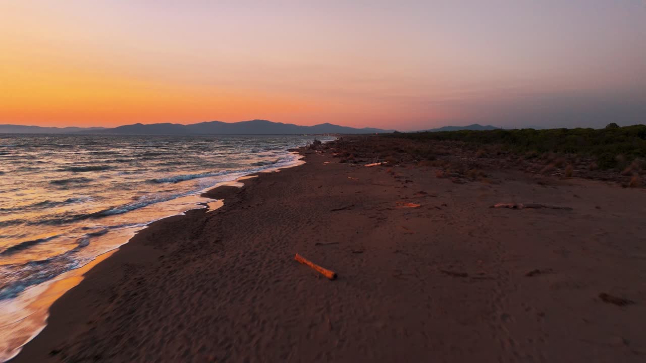 imágenes aéreas de drones de 4k de la playa a la orilla de la costa al atardecer