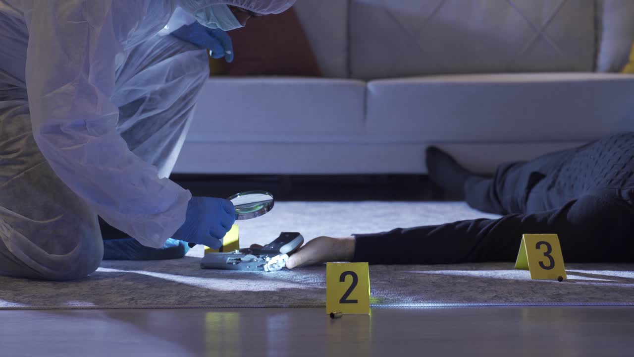 犯罪現場の捜査 銃から指紋を取る