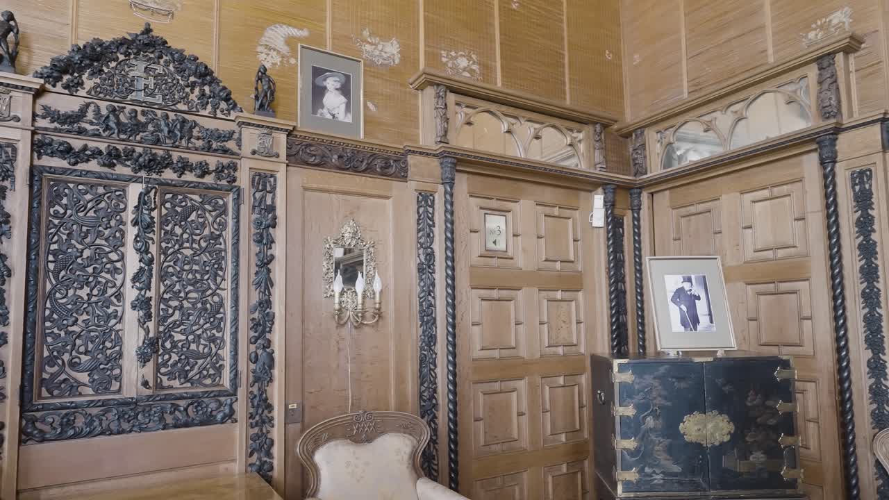 초상화 로 장식 된 나무 인테리어