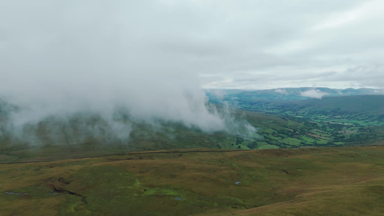 vista en perfil de los famosos whernside tarn bajo niebla durante el día en yorkshire dales, inglaterra