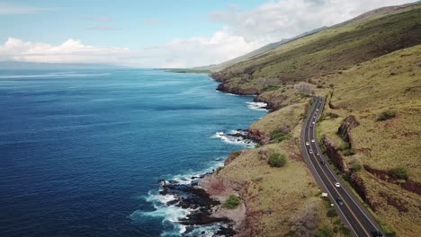 Aerial-view-of-coastal-highway-with-traffic-in-Maui,-Hawaii