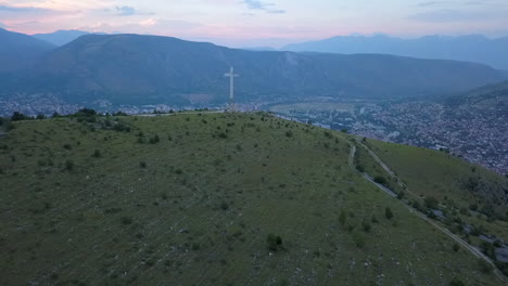 Flug-Zum-Riesigen-Christlichen-Kreuz-Auf-Dem-Grashügel-In-Mostar,-Bosnien