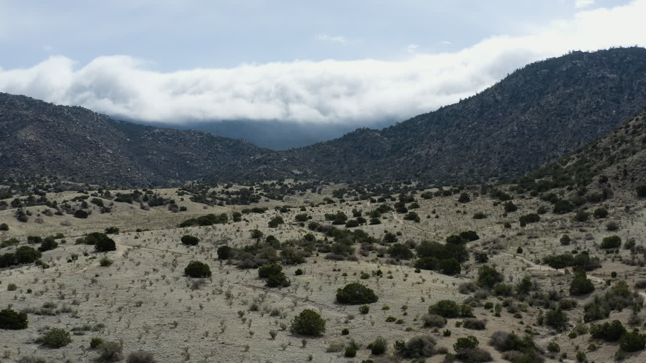 paisaje árido en el paisaje desértico del sudoeste de nuevo méxico, ee.uu. - antena