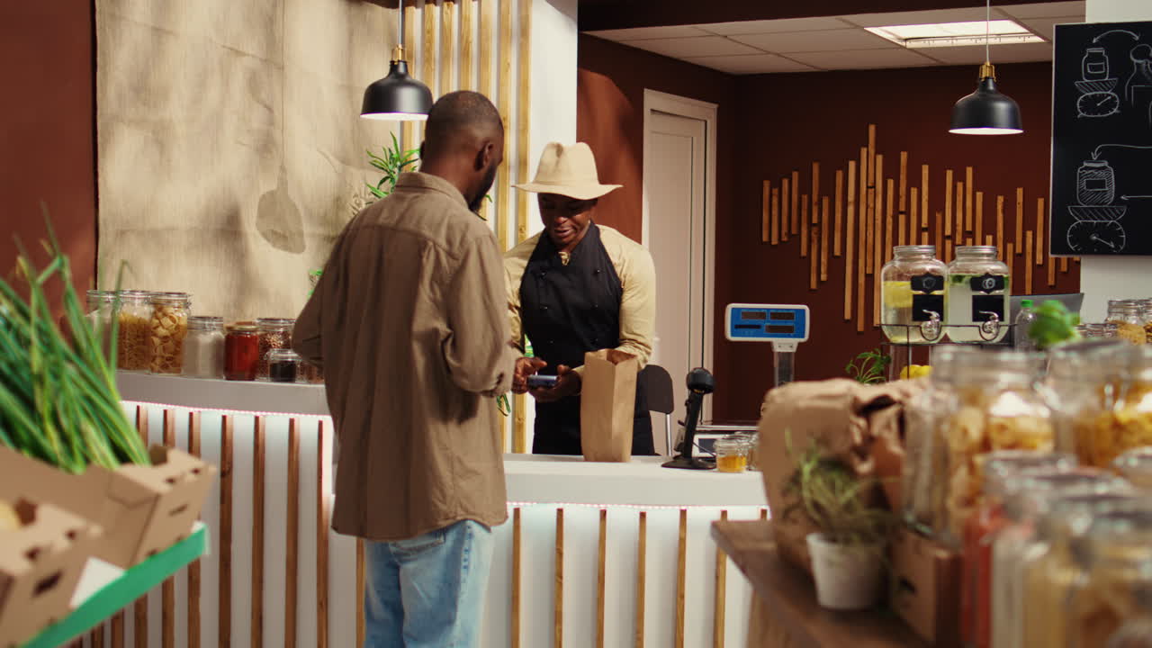 cliente masculino que paga por suministros de despensa no contaminantes en el mercado