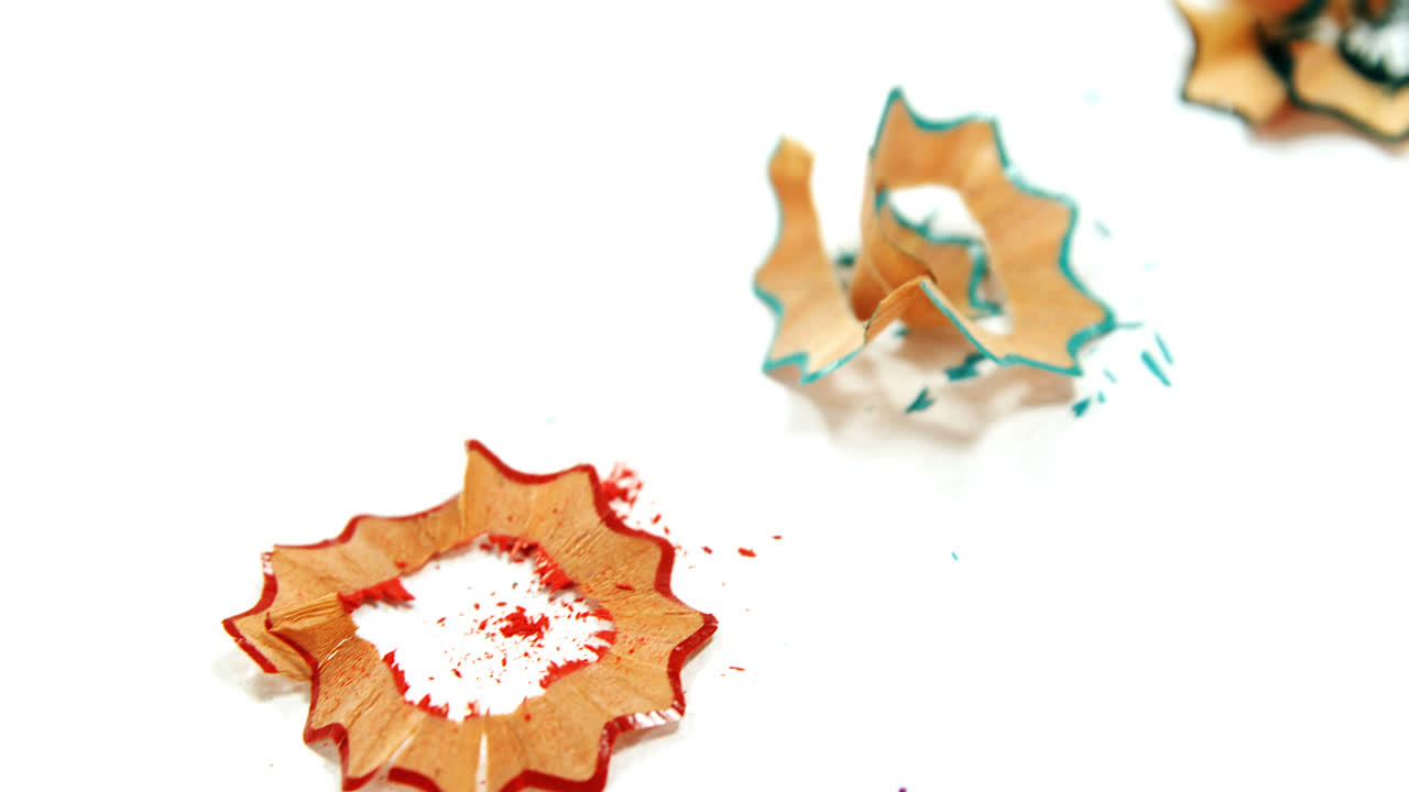 나무 바탕 에 있는 색 의 연필 어리