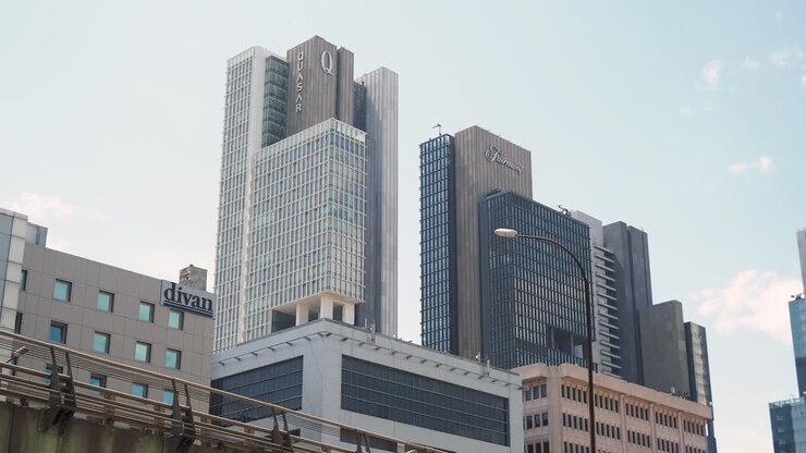 O horizonte da cidade com edifícios modernos