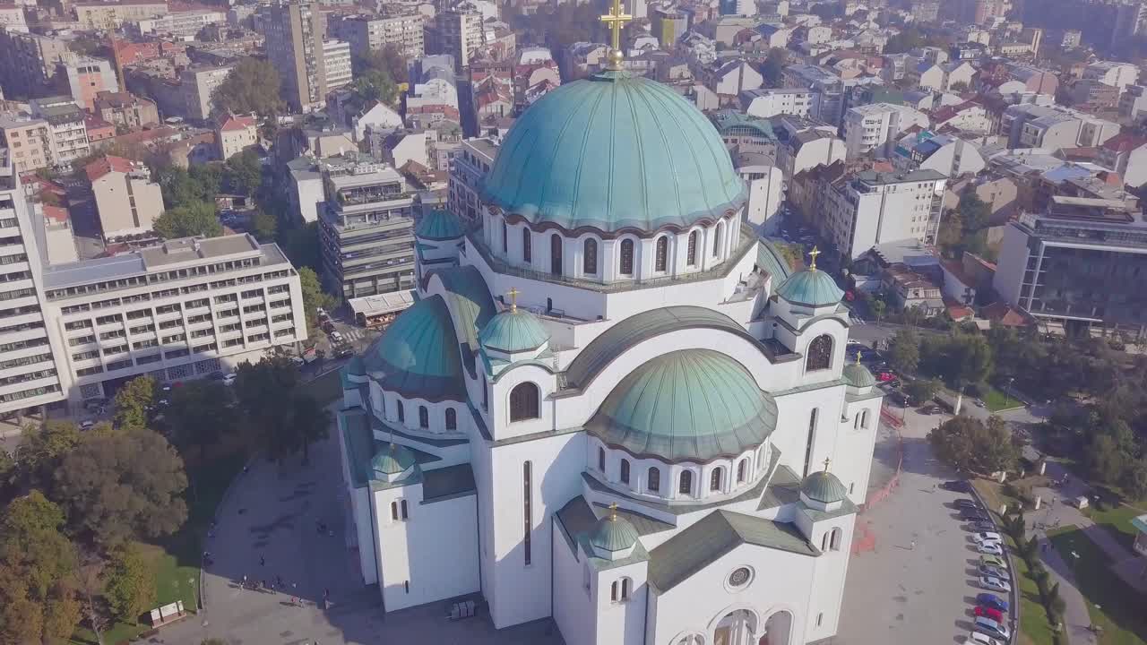 fantástica toma aérea del templo de san sava, en belgrado, serbia