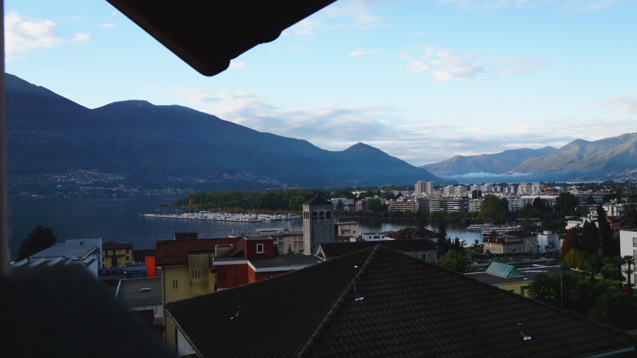 timelapse de locarno, suiza durante la puesta de sol con nubes moviéndose sobre el lago lago maggiore