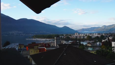 Timelapse-De-Locarno,-Suiza-Durante-La-Puesta-De-Sol-Con-Nubes-Moviéndose-Sobre-El-Lago-Lago-Maggiore