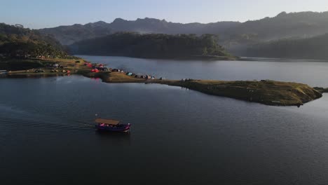 Vista-Aérea-Del-Encanto-Del-Embalse-De-Sermo,-Yogyakarta,-Indonesia,-Barcos-Que-Viajan-Entre-Montañas-Y-Llanuras-Para-Acampar