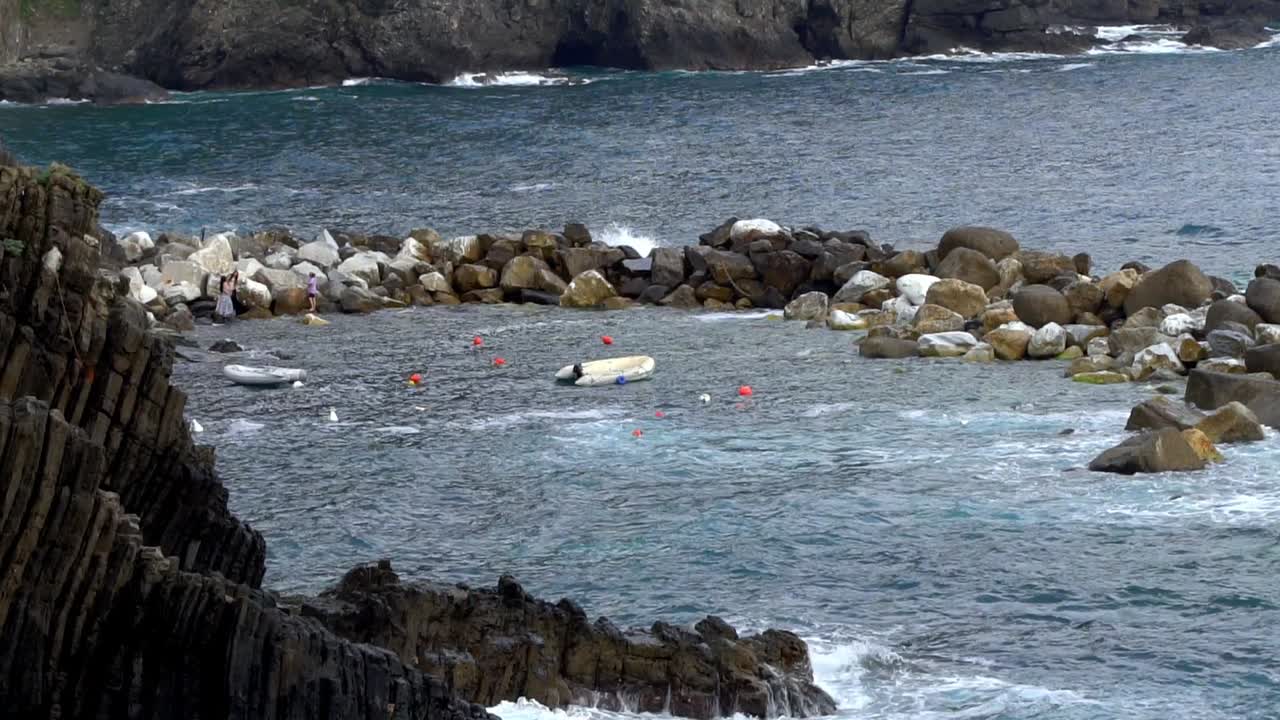 İtalya, Cinque Terre Bölgesi’ndeki Kayalık Kıyılarda Demirli Tekneler. Yavaş Çekim