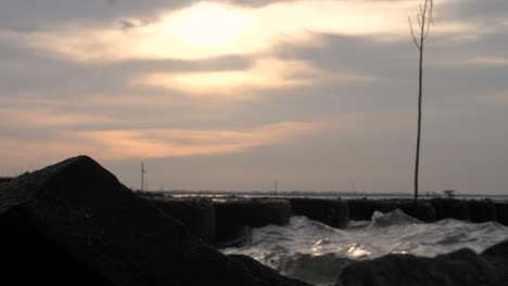 Blick-Auf-Den-Pier-Am-Abendstrand-4k