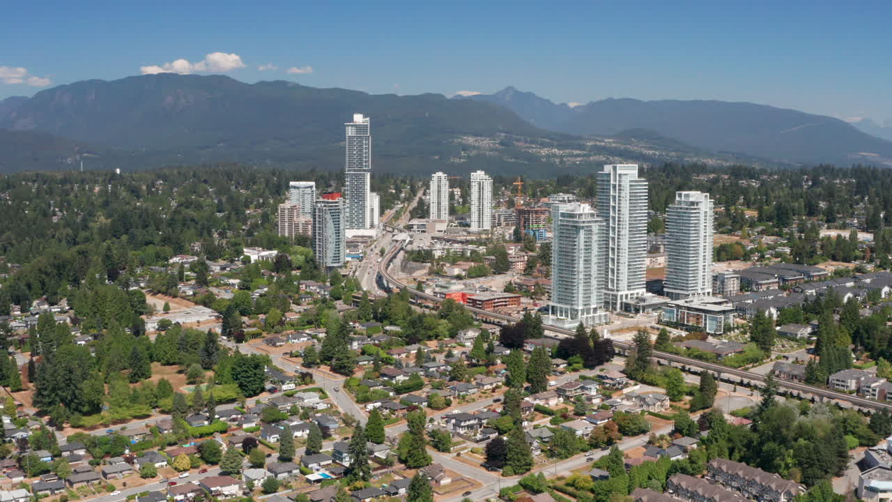Các tòa nhà chung cư cao tầng xung quanh Ga Burquitlam ở Vancouver, British Columbia, Canada.