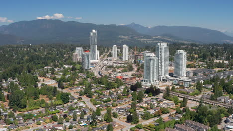 Edificios-De-Apartamentos-De-Gran-Altura-Alrededor-De-La-Estación-De-Burquitlam-En-Vancouver,-Columbia-Británica,-Canadá