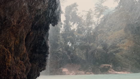 agua en cascada desde la cara del acantilado bajo una cascada tropical