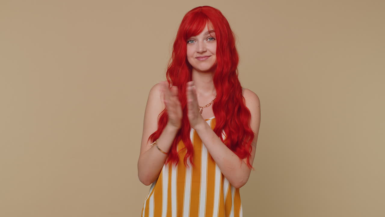 빨간 머리, 은 머리, 스타일리시한 여자, 여자, 엄지손가락을 올리고 승인을 위해 고개를 끄덕이는 여자, 성공적인 좋은 일