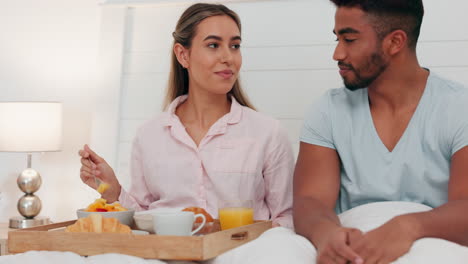 pareja disfrutando del desayuno en la cama