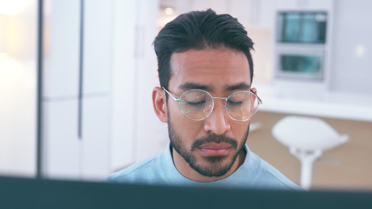 computadora, gafas y hombre de negocios trabajando