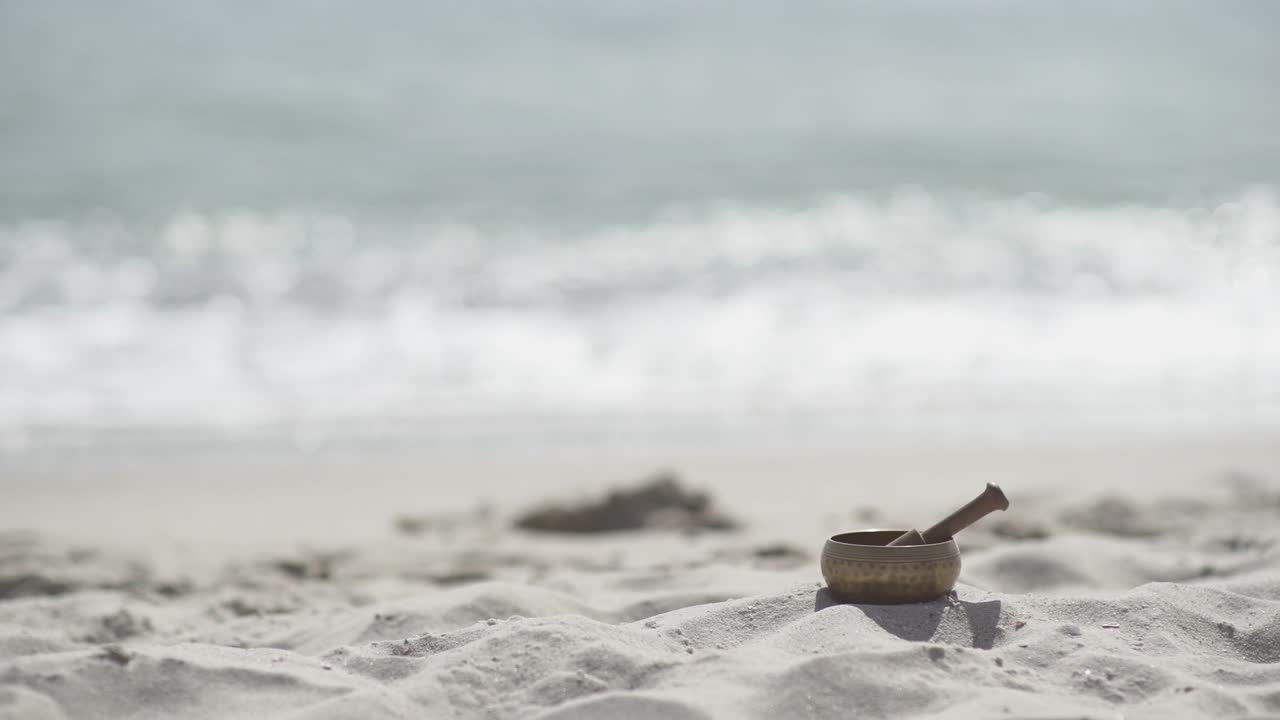 모래 바다 해변에서 명상을 위한 티베트 청동 노래 그