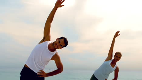 Freunde-Beim-Gemeinsamen-Stretching-Am-Strand