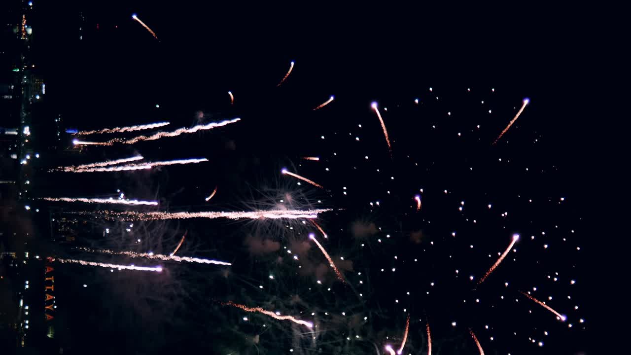 exhibición de fuegos artificiales para la celebración de la víspera de año nuevo con un gran espectáculo de fuegos artificiales multicolor abstracto con luces bokeh en el cielo nocturno