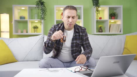 hombre conmocionado infeliz con las malas noticias.