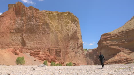 vagando por la parte superior de mustang nepal rodeado de acantilados rocosos de barro rojo un hombre se siente refrescado