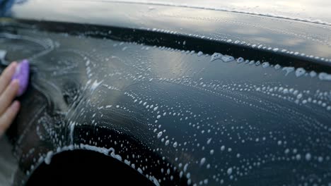 Clay-barring-a-black-car-wing-fender