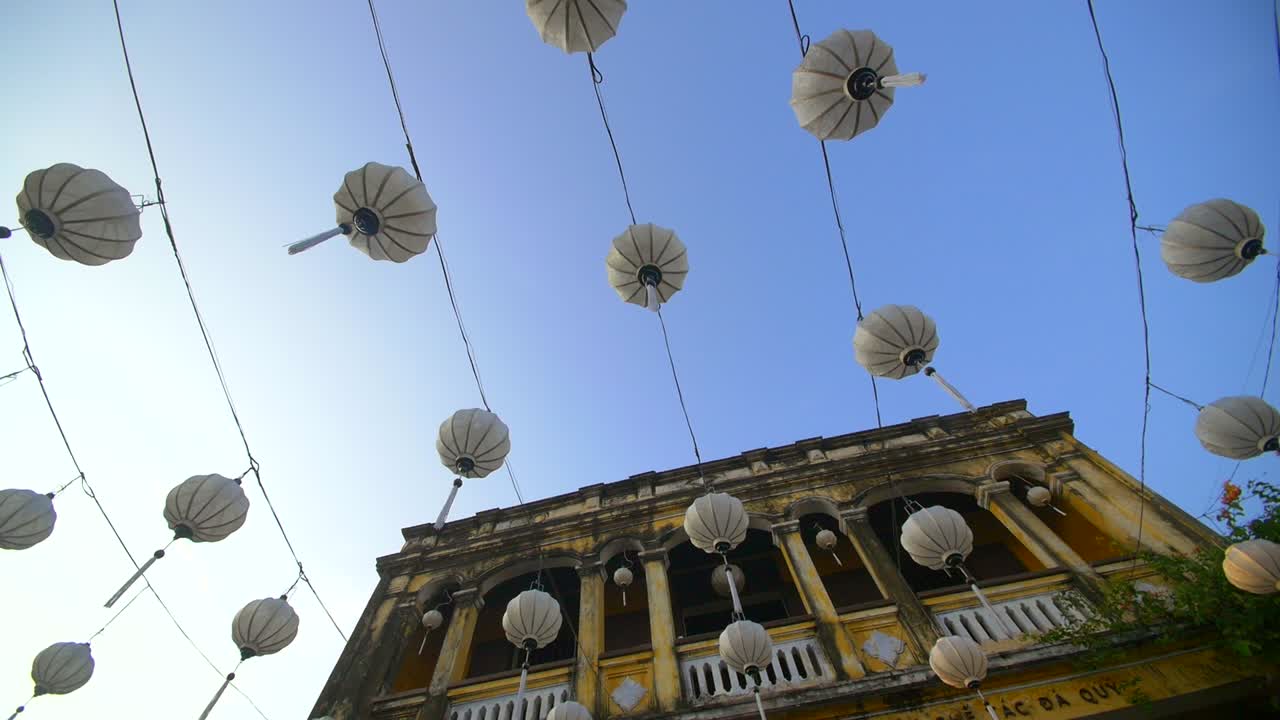 panoramatický záběr tradičních lucern nad hlavou