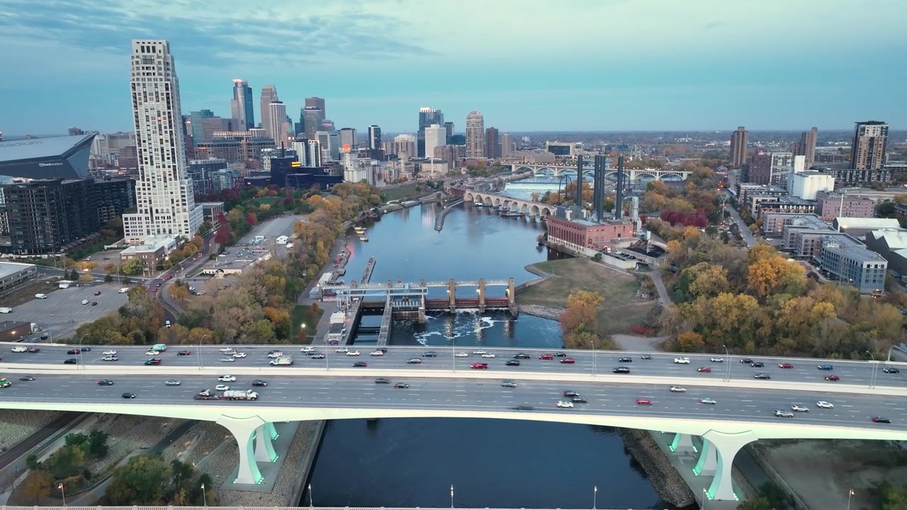 Droneudsigt over Mississippi-floden med Minneapolis' skyline, 35W og 10th Avenue Bridges samt Saint Anthony Falls