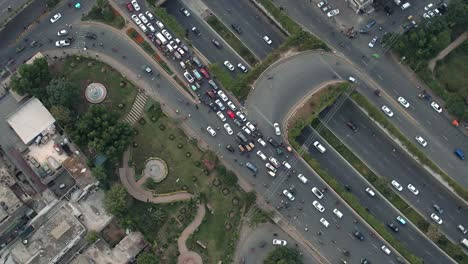 toma aérea de los coches en la hora punta bloqueo de la red en la concurrida autopista urbana