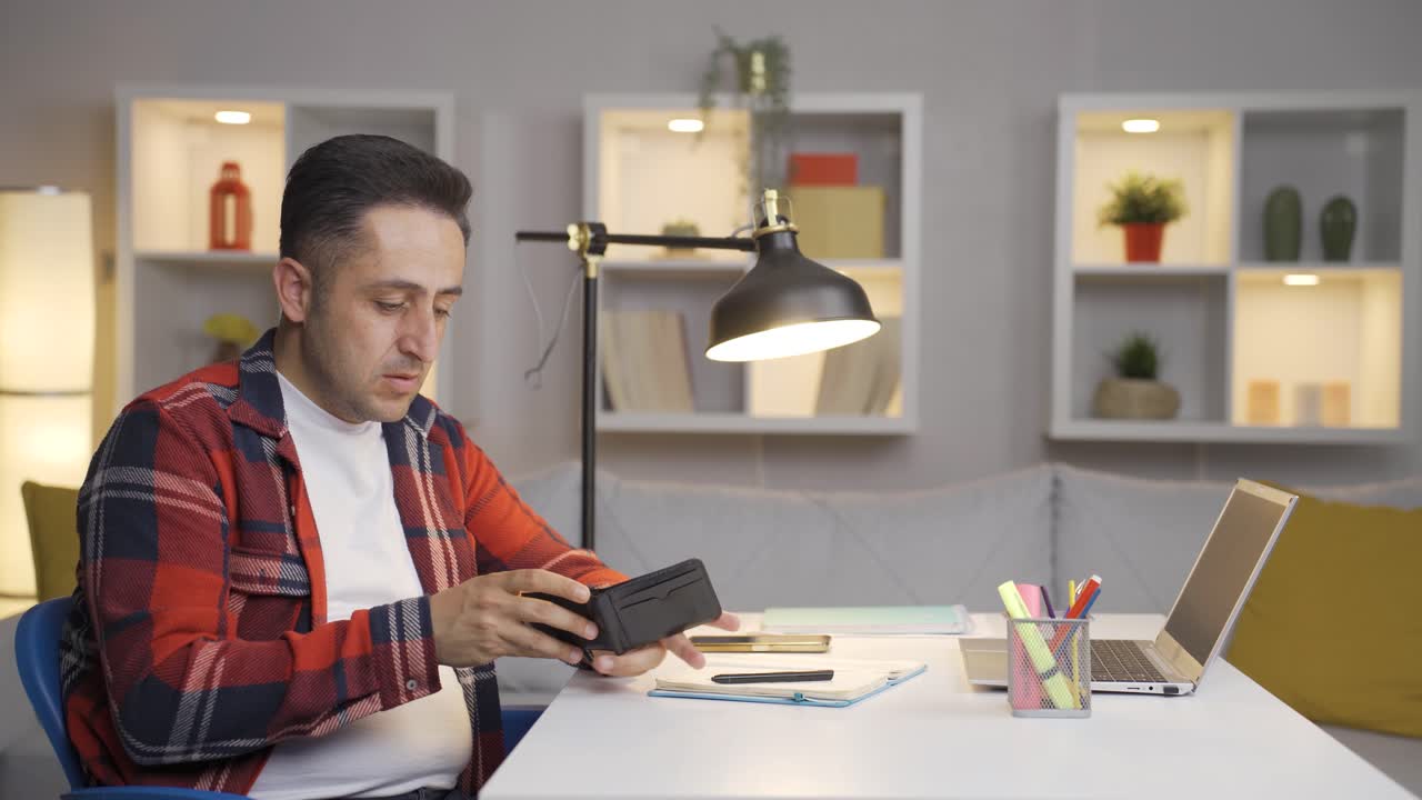 billetera vacía y hombre deprimido.