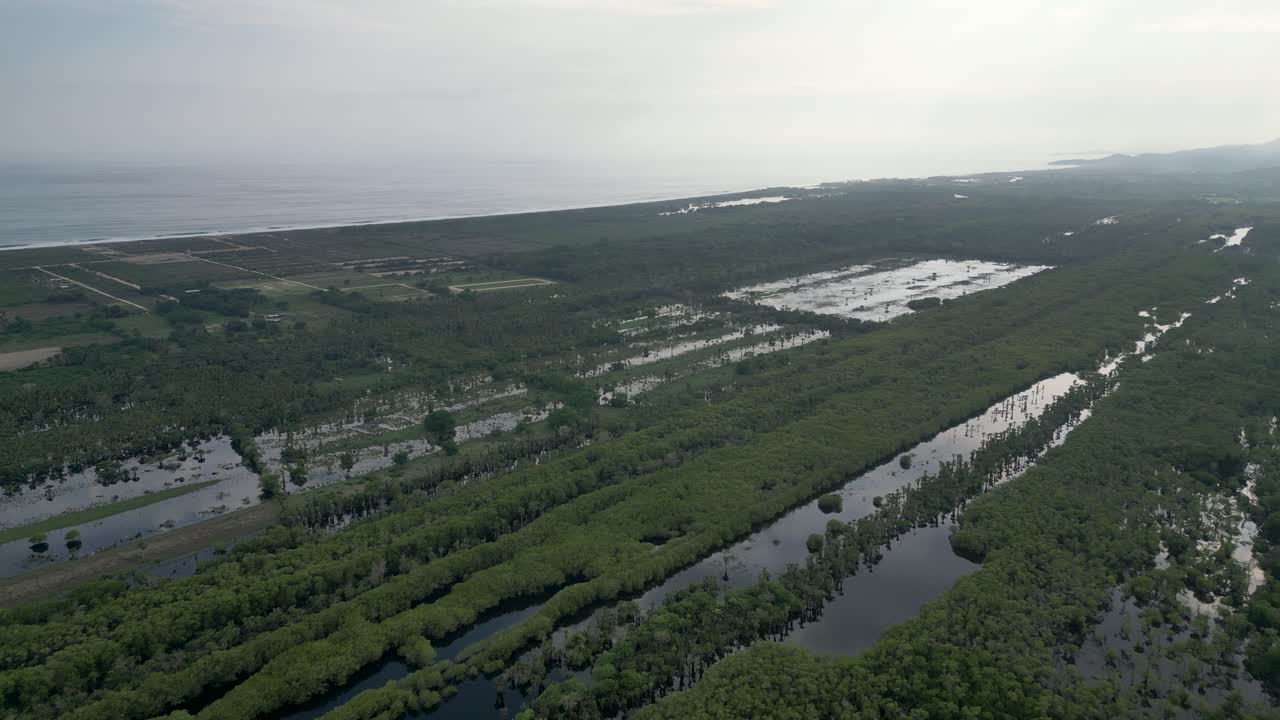 멕시코 오아하카 주 푸에르토 에스케디도 근처 의 해양 과 마니알테페크 호수 에 대한 항공 사진