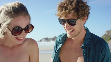 hermosa pareja caucásica tomando selfies en la playa hombre con camisa abierta