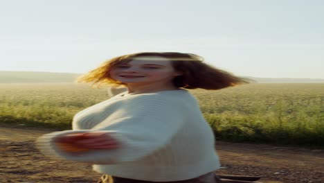 frau genießt einen wunderschönen sonnenaufgang oder sonnenuntergang auf einem feld