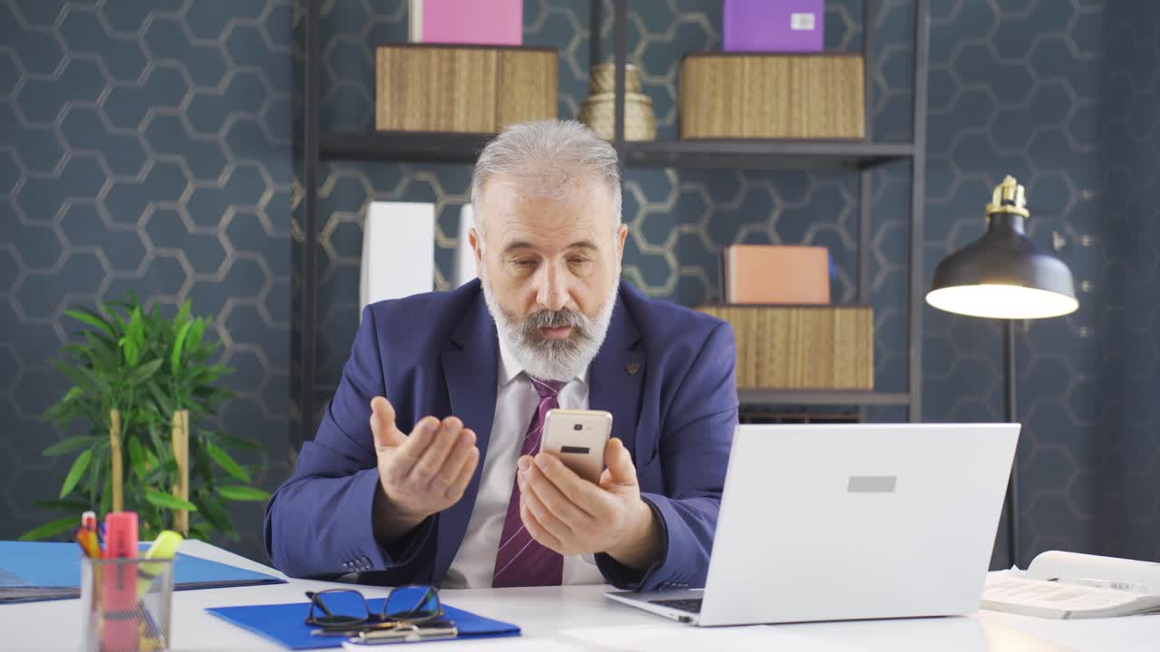 사업가가 휴대폰에서 모바일 애플리케이션을 좋아합니다.