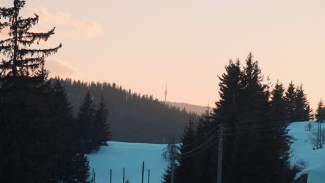 Berggebiet,-Bei-Sonnenuntergang-In-Der-Ferne-Kann-Man-Einen-Hohen-Turm-Sehen