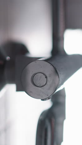 el agua fluye en la ducha ligera bajo buena presión. la ducha de metal plateado proporciona un flujo constante y generoso de agua. el agua fluya en la ducha con pared de azulejos blancos