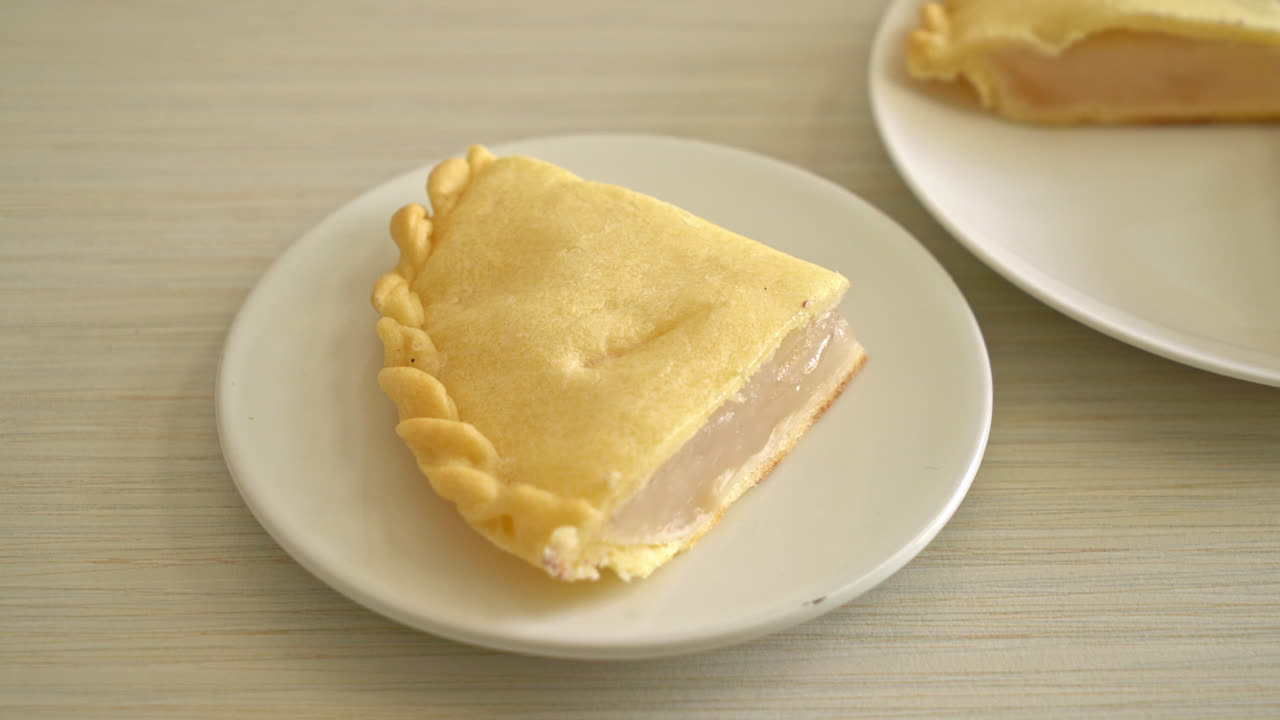 deliciosos pasteles de toddy palm en plato blanco