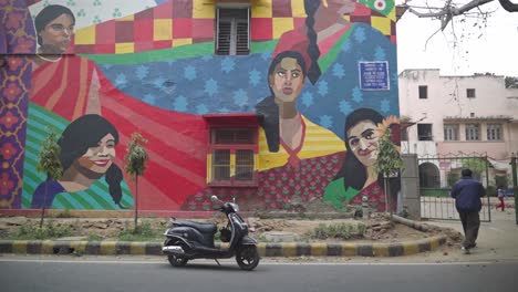 Nueva-Obra-De-Arte-Inspirada-En-La-India-Sobre-Lgbtq-En-El-Distrito-De-Arte-Público-Al-Aire-Libre-En-El-Distrito-De-Arte-De-Lodhi,-Nueva-Delhi,-India